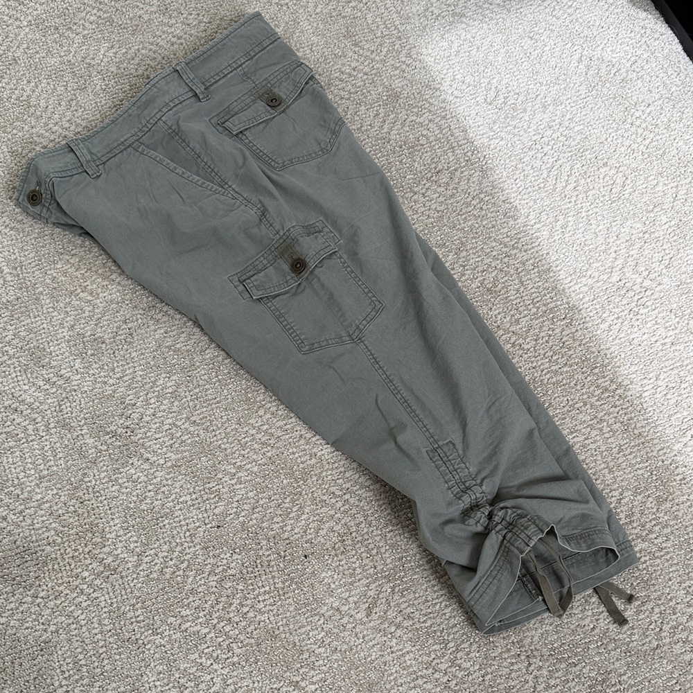 Eddie Bauer Women’s Khaki Capri - 10